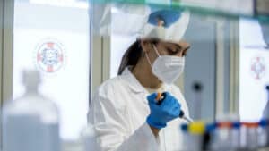 Covid: un'ora di flebo per scongiurare il virus, ecco la nuova tecnica