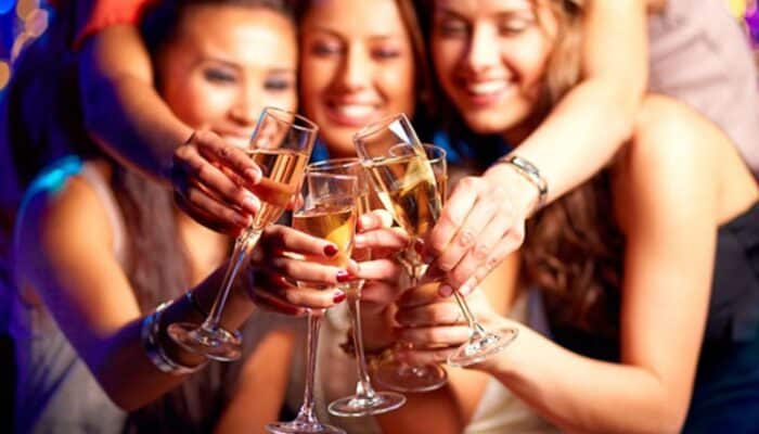 Covid e restrizioni: arriva la stretta, niente cibo e bevande all'aperto