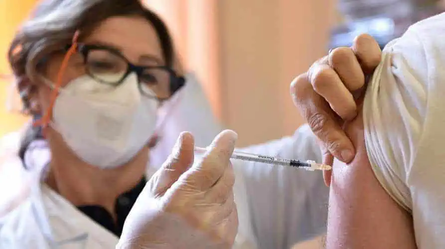 Covid e Omicron: la variante corre veloce e infetta tutti, ecco il modo per evitarla