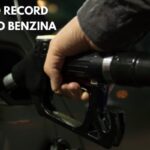 copertina aumento benzina