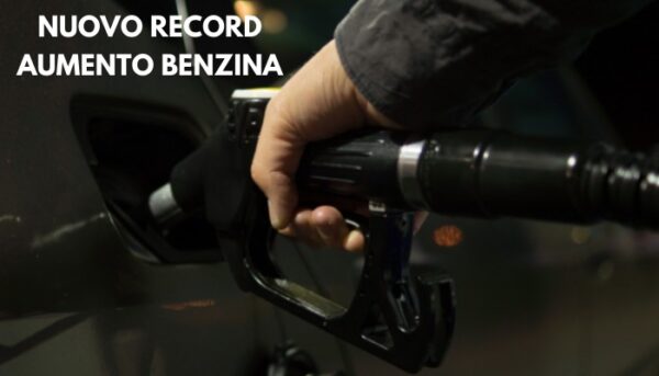 copertina aumento benzina