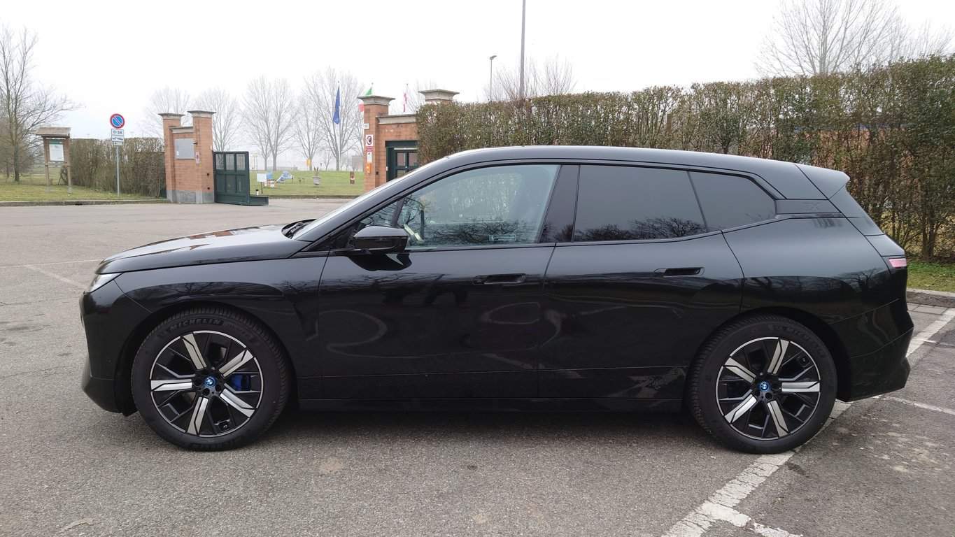BMWiX (33)
