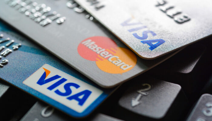 Carte di credito e truffe: Intesa e i conti svuotati da un messaggio