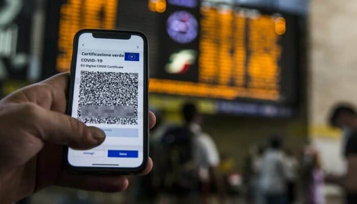 Covid: addio alle mascherine ma il Green Pass non sarà abolito