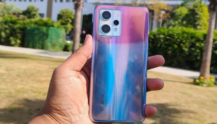 Realme-9-Pro-foto-backcover-cambia-colore