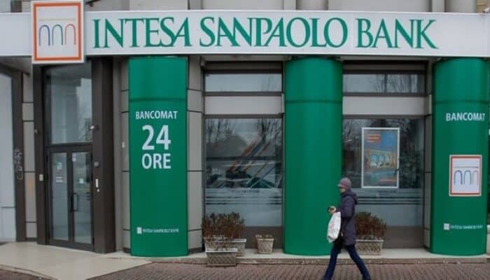 Intesa Sanpaolo, la truffa che colpisce tramite e-mail: questo è il messaggio da evitare