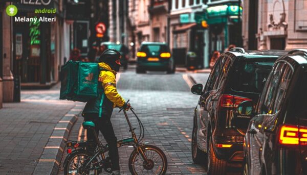 Deliveroo Hop: ora anche in Italia spesa a casa in 10 minuti, si parte da Milano