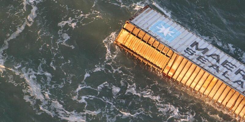 Nave cargo della Lidl ribalta oltre 5000 prodotti di plastica in mare