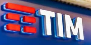 Il mese di marzo è quasi finito ma, nonostante questo, TIM continua a proporre nuove offerte interessanti. In particolare, dal 23 marzo l'operatore telefonico sta invitando alcuni dei suoi ex clienti a tornare tramite una campagna SMS. Vengono proposte alcune offerte di rete mobile con tanti giga per navigare. Passa a TIM: ecco le offerte mobile di marzo per passare all'operatore telefonico Come già accennato, per il mese di marzo l'operatore telefonico TIM sta proponendo ai suoi ex clienti delle offerte speciali per farli tornare. Ecco qui di seguito l'SMS: "Passa a TIM con offerte IMPERDIBILI! Ti aspettiamo nei negozi TIM per farti scoprire le offerte speciali valide entro il 31 marzo 2022." Una volta recati presso uno dei negozi autorizzati dell'operatore, gli ex clienti interessati potranno richiedere l'attivazione di una delle offerte mobile disponibili. Tra queste, le più interessanti sono TIM Supreme New, TIM Super LE e TIM Special LE. Con TIM Supreme New si avranno a disposizione ogni mese 70 GB di traffico dati con connettività 4G, minuti di chiamate senza limiti verso tutti i numeri fissi e mobile nazionali e SMS illimitati verso tutti ad un costo di 7,99 euro al mese. Con TIM Super LE e TIM Special LE sono inclusi ogni mese ben 100 GB di traffico dati per navigare senza pensieri e sempre minuti di chiamate senza limiti verso tutti i numeri e SMS illimitati verso tutti ad un costo questa volta di 9,99 euro al mese.