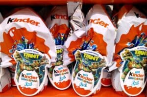 Kinder e la salmonella nelle uova di Pasqua, è allarme se avete mangiato queste