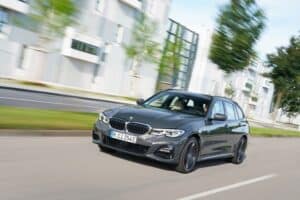 BMW e crisi dei chip: consegnate auto senza Android Auto ed Apple CarPlay