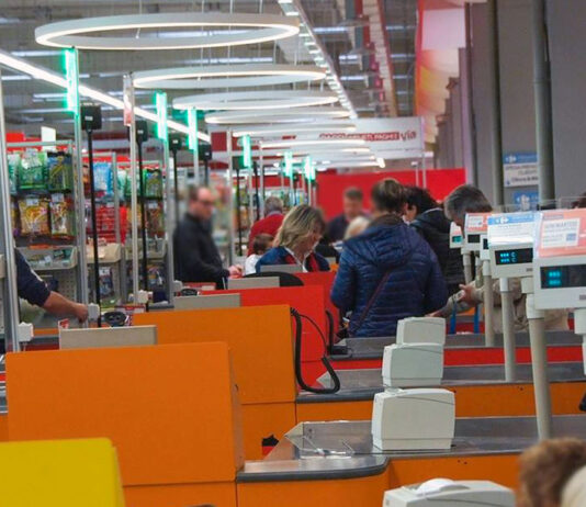 Carrefour e Tuodì abbandonano: ecco la chiusura e i licenziamenti in Italia