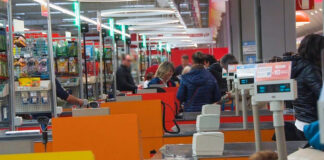 Carrefour chiude per sempre insieme a Tuodì: addio ai negozi in queste zone