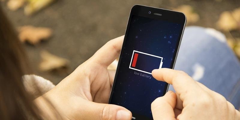 Smartphone: ritorno al passato, a breve sarà obbligatoria la batteria rimovibile