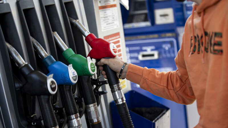 Benzina e aumenti: il prezzo del carburante continua a salire, ecco la soluzione