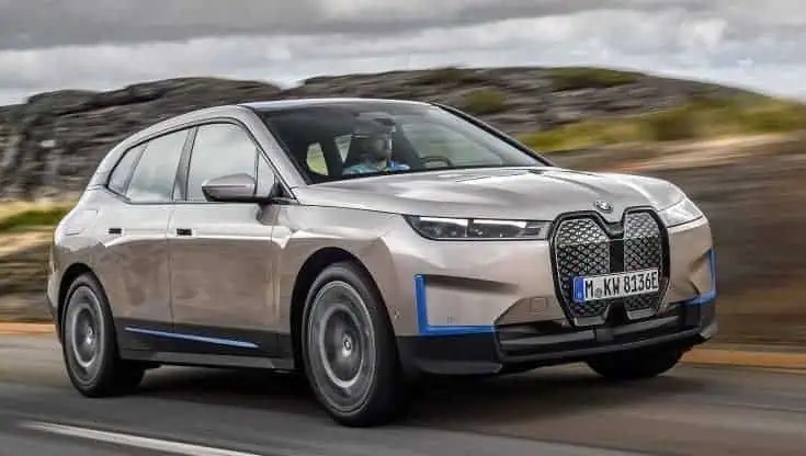 BMW pensa alle auto elettriche e i ricavi salgono alle stelle