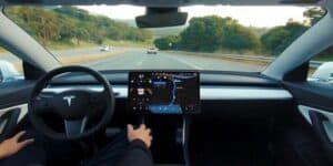 tesla guida senza conducente