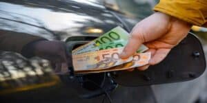 Costo benzina tra la disperazione degli italiani
