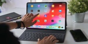 apple-lavorando-ipad-pro-14-pollici