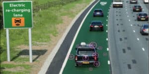 auto-elettrica-si-ricarica-in-autostrada-in-velocita