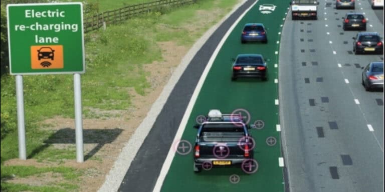auto-elettrica-si-ricarica-in-autostrada-in-velocita
