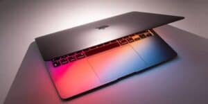 macbook-m2-primi-benchmark-rivelano-prestazioni-rispetto-m1-apple