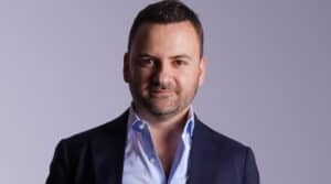 La situazione che stiamo vivendo è figlia di un’esperienza nuova. Come abbiamo visto con la gestione dei tamponi, non eravamo pronti per questi volumi. Ciò ci ha insegnato che dobbiamo sfruttare le tecnologie per cercare di ottemperare a tali flussi. In questo scenario, io dividerei gli argomenti in tre macroproblemi: informazione, gestione delle prenotazioni e richiami. Innanzitutto, per la riuscita del piano è necessario partire strutturando il sistema informativo e di customer care. I cittadini vivono nell’incertezza. Anche sul tema dei vaccini così com’è stato per i tamponi. Cercano magari di informarsi online, senza però avere qualcuno che li tranquillizzi rispetto a quello che devono fare, come e quando. Ecco che, invece, il valore dell’interazione è fondamentale. E la tecnologia ci viene a supporto. Come? Attraverso un risponditore automatico, ad esempio, al quale seguono delle risposte precompilate e preregistrate. Ma, soprattutto, si può pensare di creare tecnologie come i chatbot, tramite i quali il cittadino scrive una domanda - si può anche immaginare di non far percepire che dietro c’è un robot - e ha una risposta mirata. Banalmente, tra l’altro, il chatbot è utilizzabile con programmi solitamente già installati, come Whatsapp o Telegram. Questo permetterebbe di orchestrare in maniera centralizzata le informazioni, alleggerire il carico di lavoro di un eventuale customer care e darebbe un importante vantaggio al cittadino, che avrebbe delle risposte. Inoltre, si potrebbero utilizzare questi strumenti per educare la gente al perché è fondamentale vaccinarsi.