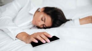 4 motivi che ti fanno capire quanto sia sbagliato dormire con il tuo smartphone