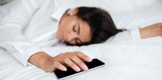 4 motivi che ti fanno capire quanto sia sbagliato dormire con il tuo smartphone
