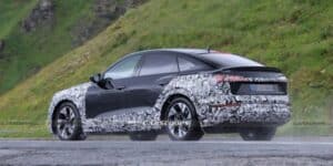 Audi-e-tron-restyling-spiato-su-strada