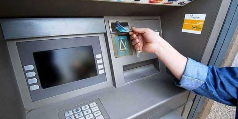 Come vengono rubati i soldi da un bancomat senza scassinare la cassaforte