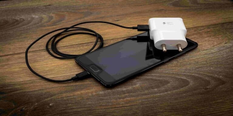 Ecco cosa succede quando lasci il telefono sotto carica di notte