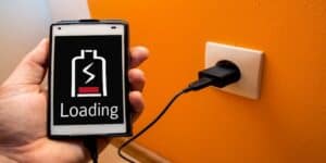 Lasciare in carica lo smartphone di notte danneggia la batteria