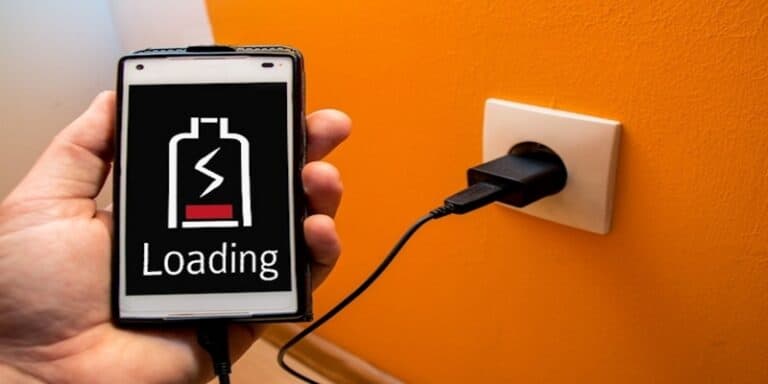 Lasciare in carica lo smartphone di notte danneggia la batteria