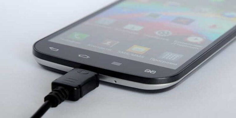 Perchè non bisogna lasciare sotto carica lo smartphone