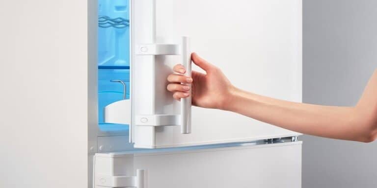 Quanto consuma aprire e chiudere la porta del frigorifero in un anno