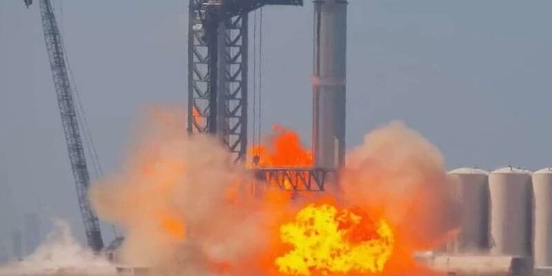 Razzo Booster di Space X in fiamme durante i test: nessuno ferito, ma si contano i danni