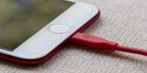 Se lascio in carica lo smartphone di notte danneggio il telefono