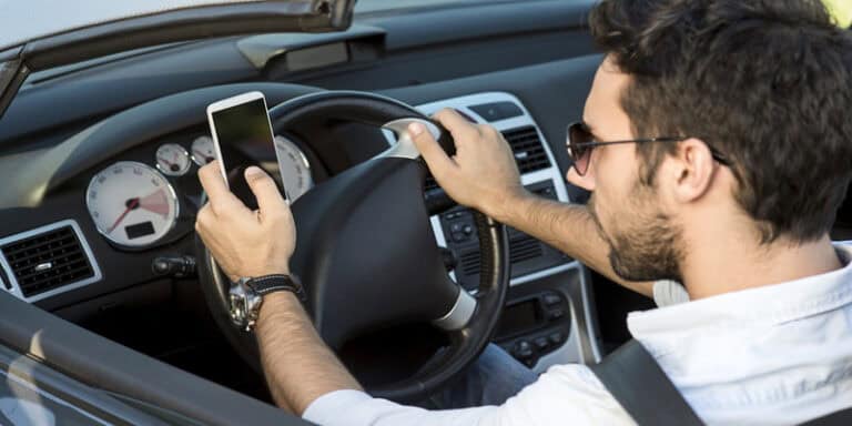Uso del cellulare mentre si guida milioni di morti