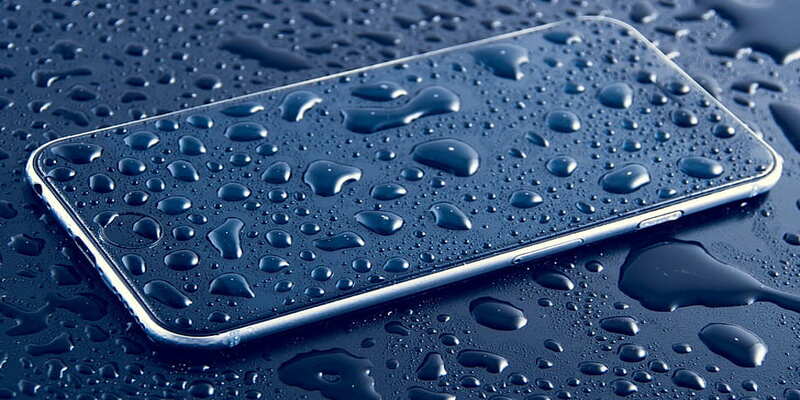 apple-consentira-utenti-scrivere-iphone-sotto-pioggia