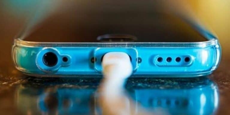 Smartphone in carica: questo errore vi costerà la vita e il telefono