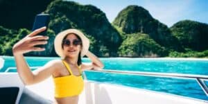 Smartphone in vacanza: scoperta sconvolgente, ecco quante volte lo usiamo d'estate