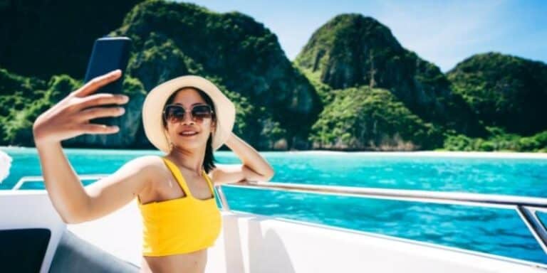 Smartphone in vacanza: scoperta sconvolgente, ecco quante volte lo usiamo d'estate