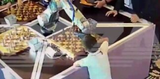 Russia-robot-scacchi-video