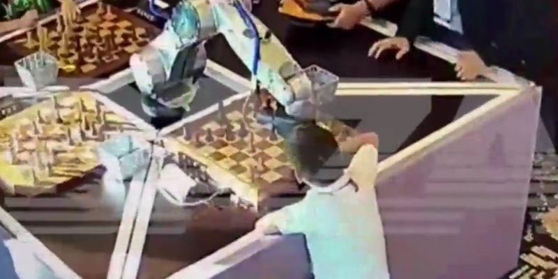 Russia-robot-scacchi-video