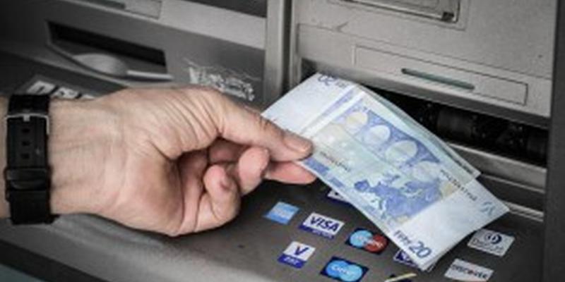 Prelievi e bancomat nel dimenticatoio: niente soldi contanti dopo la regola ufficiale