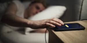telefono in carica notte