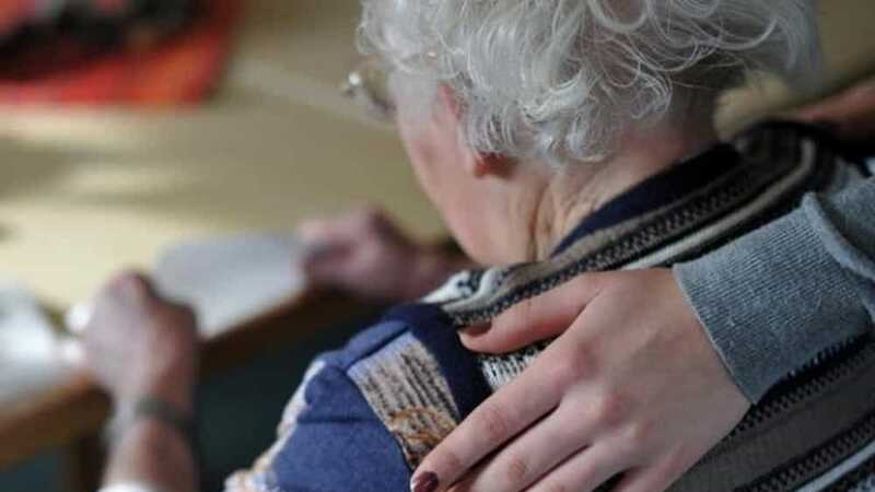 Truffa ai danni degli anziani: il nuovo trucco dell'abbraccio, derubata 91enne
