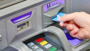 Bancomat e prelievi ormai inutili: si paga solo con carta, la legge per i commercianti