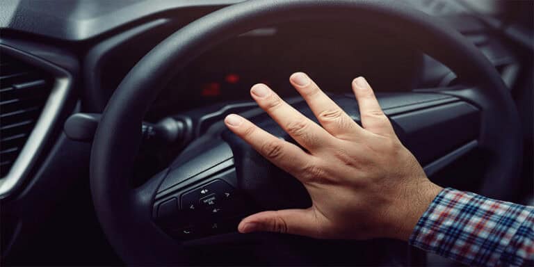 Cosa fare se il clacson dell’auto rimane bloccato in modo permanente